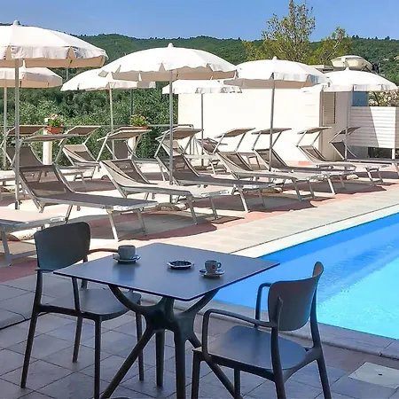 1 Bedroom Gorgeous In Βιέστε